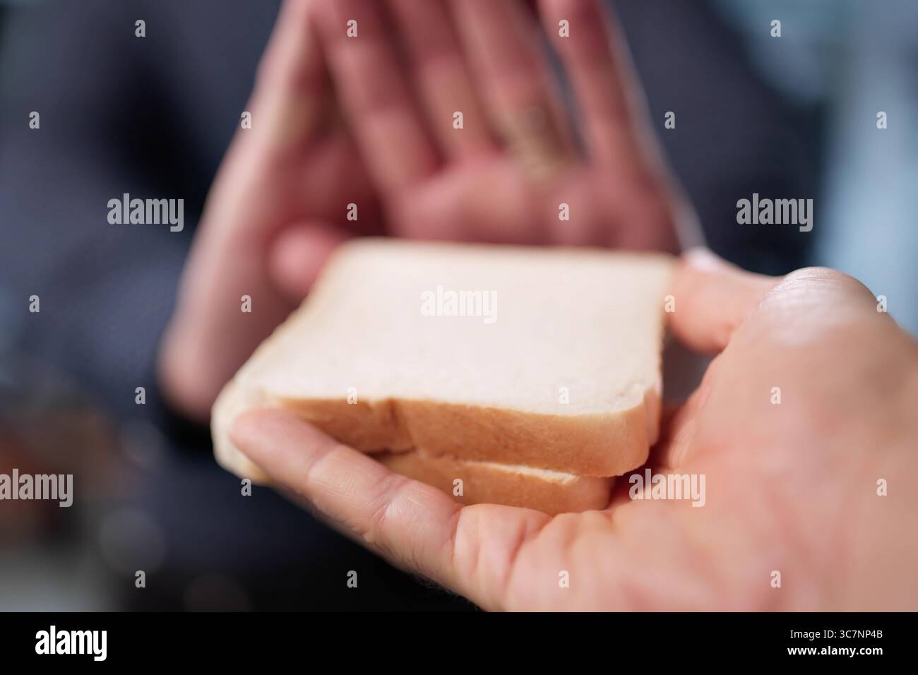 Rifiutando il pane bianco per il controllo delle allergie, l'uomo tiene piatto sano. Foto Stock