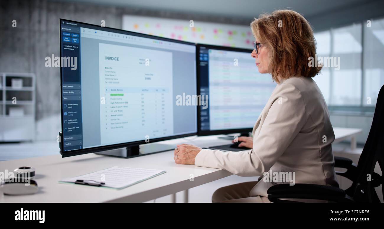 Senior Accountant studia i codici finanziari sullo schermo del computer dell'ufficio aziendale. Foto Stock