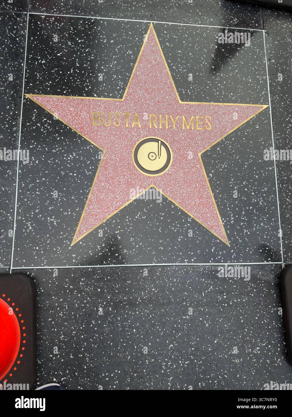 Los Angeles, Stati Uniti. 1 agosto 2025. Hollywood, Los Angeles, Stati Uniti. 1° agosto 2025. La stella appena inaugurata onorando il rapper busta Rhymes sulla Hollywood Walk of Fame. Crediti: Sharon Graphics/Alamy Live News Foto Stock