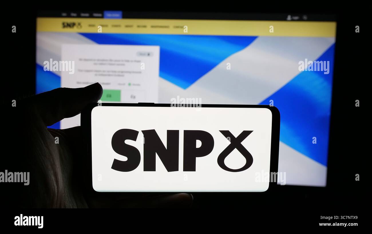 Stoccarda, Germania - 07-09-2025: Persona che tiene un cellulare con il logo del Partito Nazionale scozzese (SNP) sullo schermo davanti alla pagina web Foto Stock