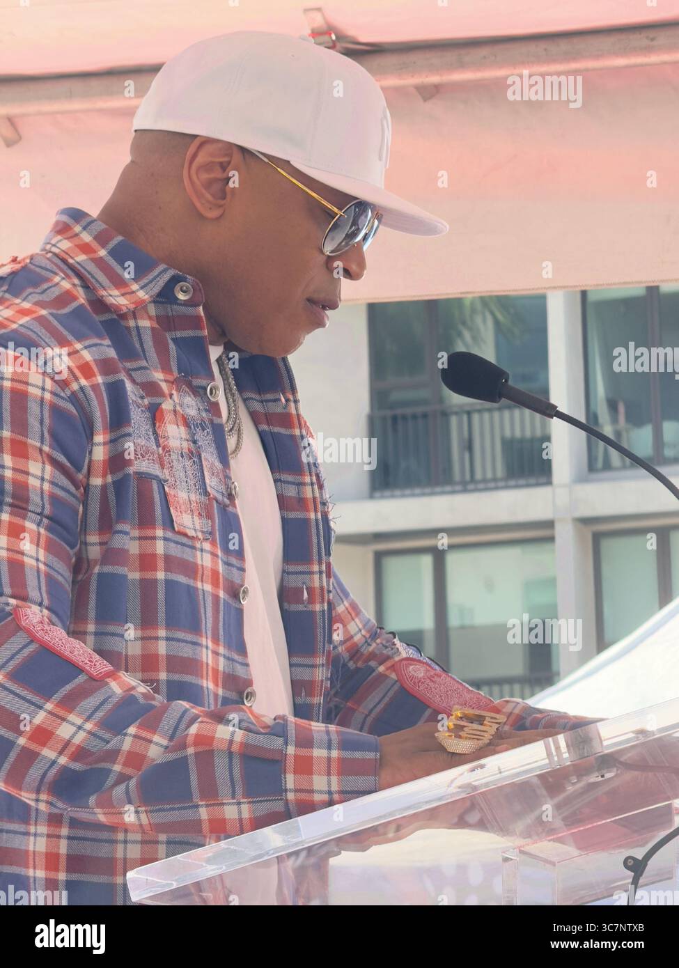 Los Angeles, Stati Uniti. 1 agosto 2025. Hollywood, Los Angeles, Stati Uniti. 1° agosto 2025. LL Cool J partecipa alla cerimonia della Hollywood Walk of Fame in onore di busta Rhymes. Crediti: Sharon Graphics/Alamy Live News Foto Stock