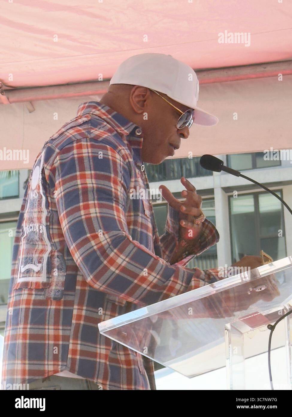 Los Angeles, Stati Uniti. 1 agosto 2025. Hollywood, Los Angeles, Stati Uniti. 1° agosto 2025. LL Cool J partecipa alla cerimonia della Hollywood Walk of Fame in onore di busta Rhymes. Crediti: Sharon Graphics/Alamy Live News Foto Stock