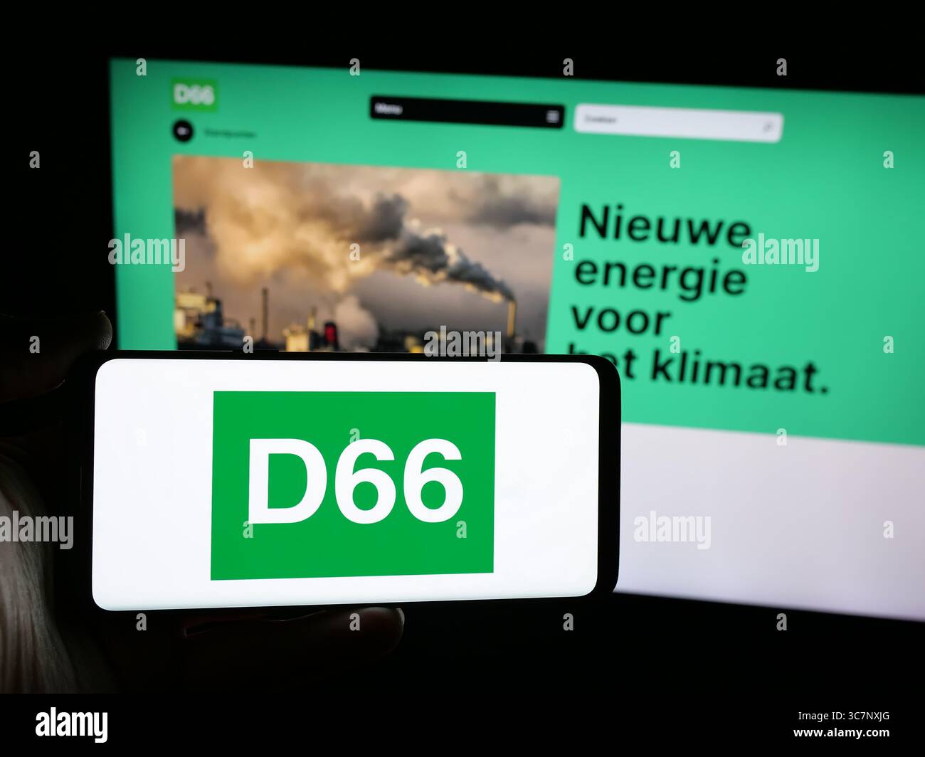 Stoccarda, Germania - 07-09-2025: Persona con smartphone e logo del partito politico olandese Democraten 66 (D66) sullo schermo davanti al sito web. Foto Stock