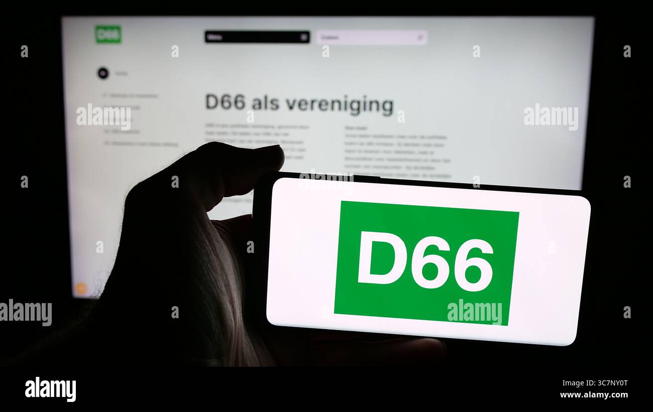 Stoccarda, Germania - 07-09-2025: Persona che tiene un cellulare con il logo del partito politico olandese Democraten 66 (D66) sullo schermo davanti alla pagina web. Foto Stock