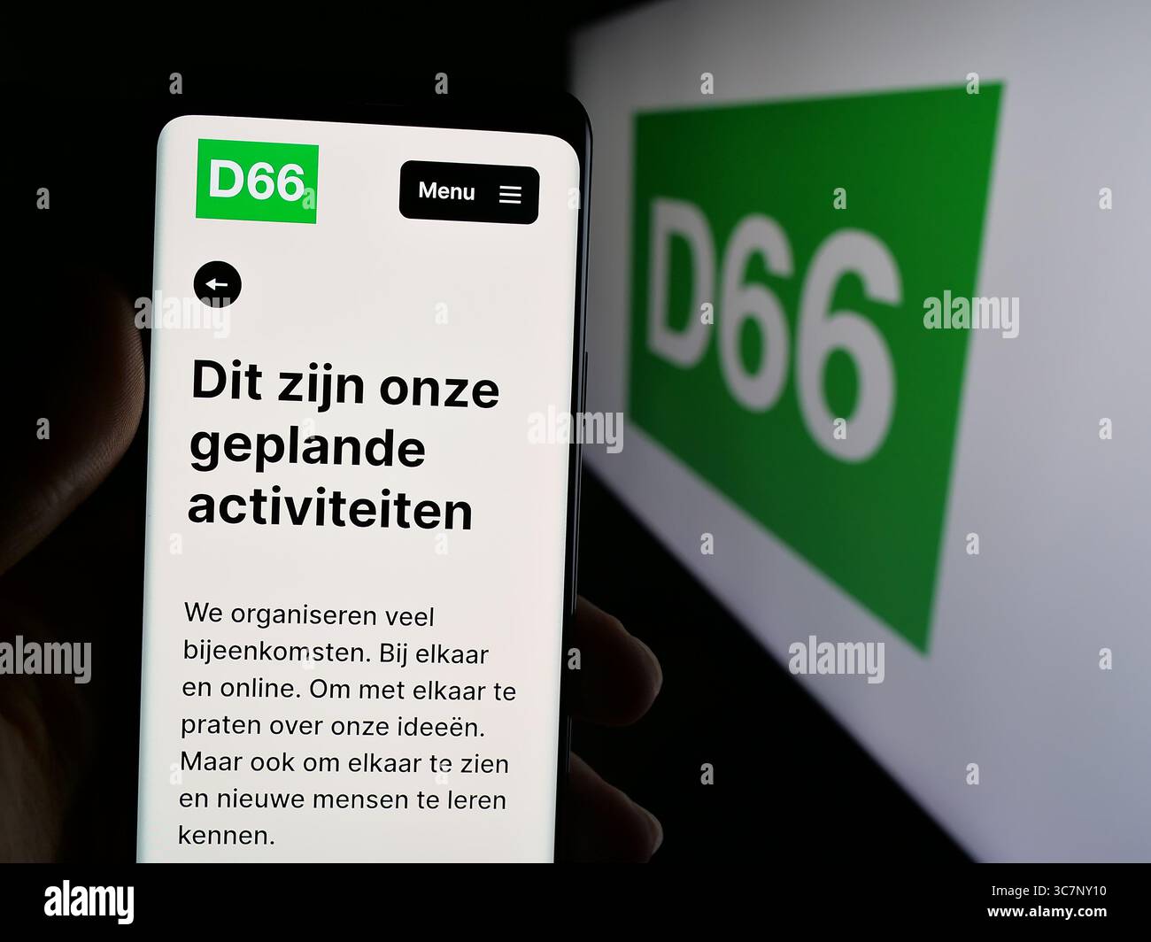 Stoccarda, Germania - 07-09-2025: Persona che tiene il cellulare con pagina web del partito politico olandese Democraten 66 (D66) sullo schermo davanti al logo. Foto Stock