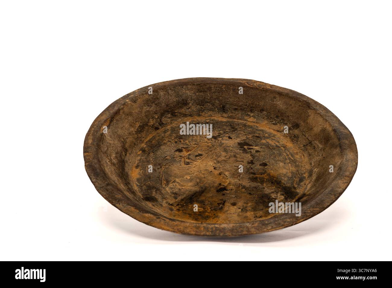 Tradizionale ciotola piatta in legno del Nord Africa su sfondo bianco Foto Stock