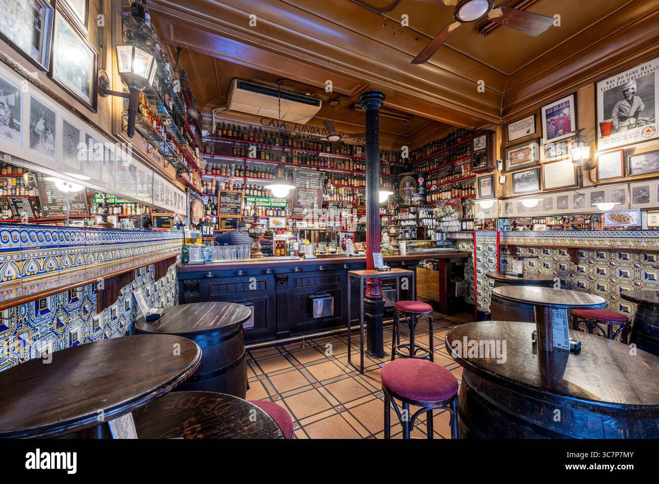 Vista interna della taverna Bodega la Ardosa, bar di tapas nel quartiere Malasana, Madrid, Spagna Foto Stock