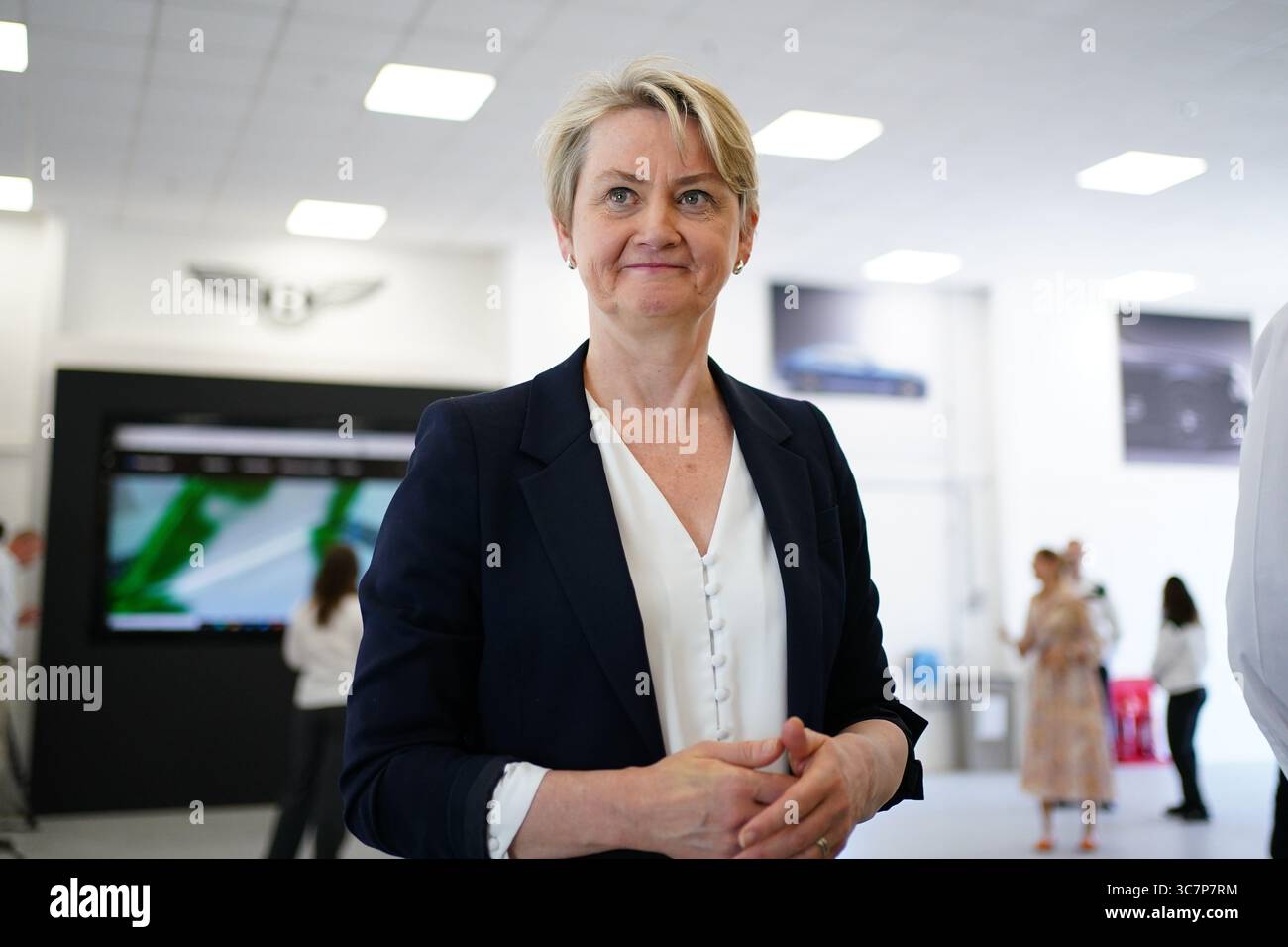 EMBARGO AL 2230 SABATO 2 AGOSTO foto del file datata 13/05/25 del ministro degli interni Yvette Cooper in visita alla fabbrica Bentley a Crewe, Cheshire, in seguito al lancio del Libro bianco sull'immigrazione del governo. Chiunque pubblicizzi attraversamenti del Canale o passaporti falsi sui social media potrebbe affrontare fino a cinque anni di carcere con nuovi piani. I ministri stanno cercando di creare un nuovo reato ai sensi della legge sulla sicurezza delle frontiere, l'asilo e l'immigrazione, già in corso in Parlamento, per ampliare il suo campo di applicazione per affrontare l'ingresso illegale nel Regno Unito. Data di pubblicazione: Sabato 2 agosto 2025. Foto Stock