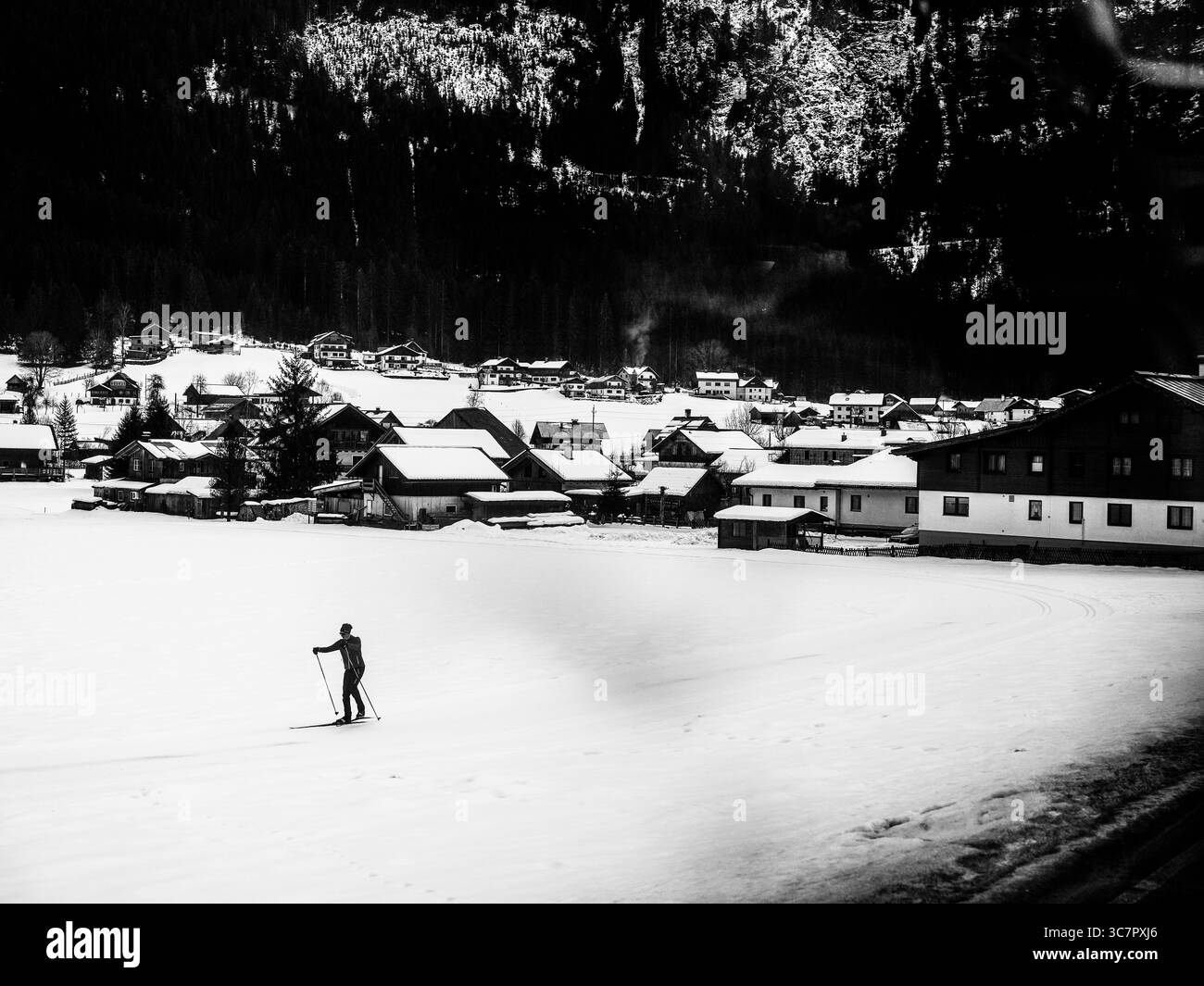 Una località sciistica situata ai piedi delle Alpi austriache Foto Stock