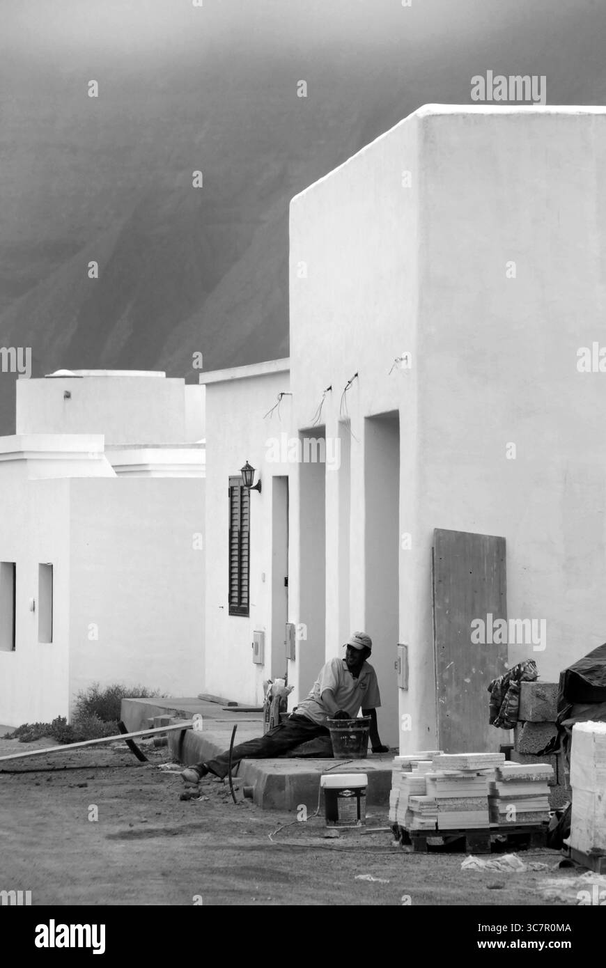 Un operaio edile si prende una pausa accanto alle case bianche a la Graciosa, in Spagna, nel maggio 2011. Foto Stock