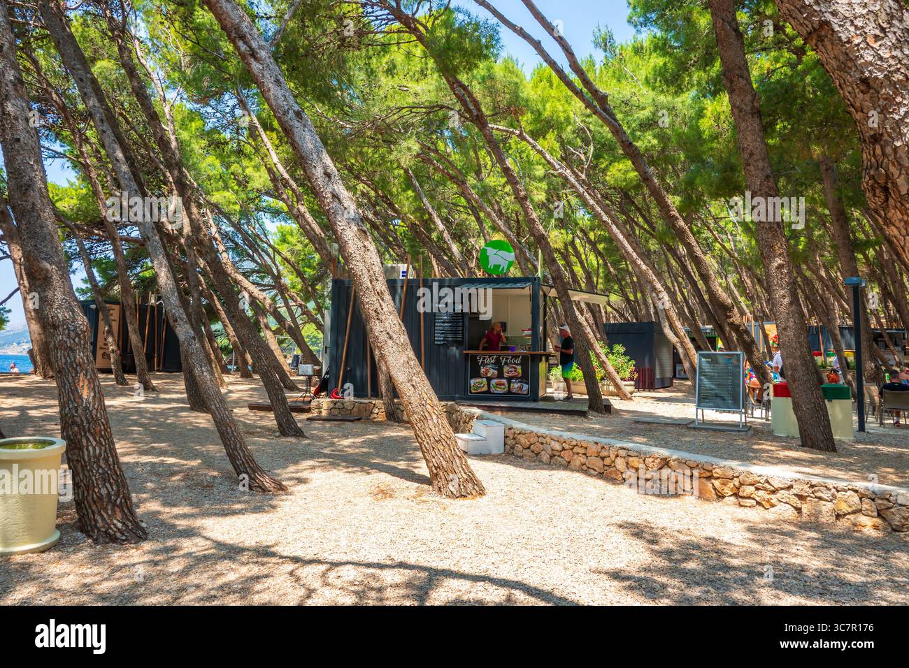 Brac, Croazia - 11 giugno 2025: Spiaggia di Zlatni Rat (Corno d'Oro) a Bol sull'isola di Brac, Croazia Foto Stock