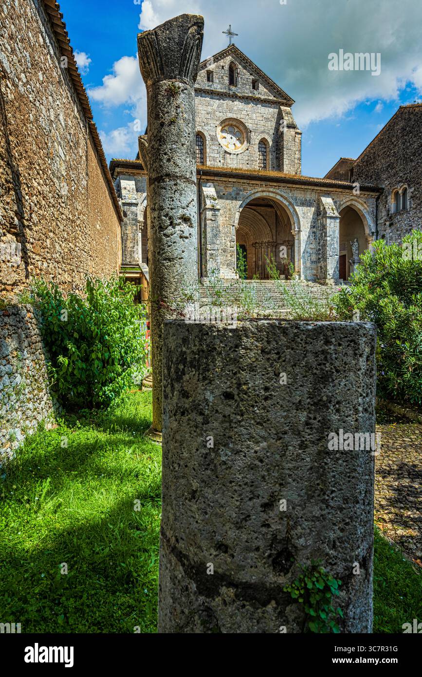 L'imponente facciata con dettagli architettonici romanici e gotici, il portico e il rosone dell'Abbazia cistercense di Casamari.Veroli,Frosinone Foto Stock