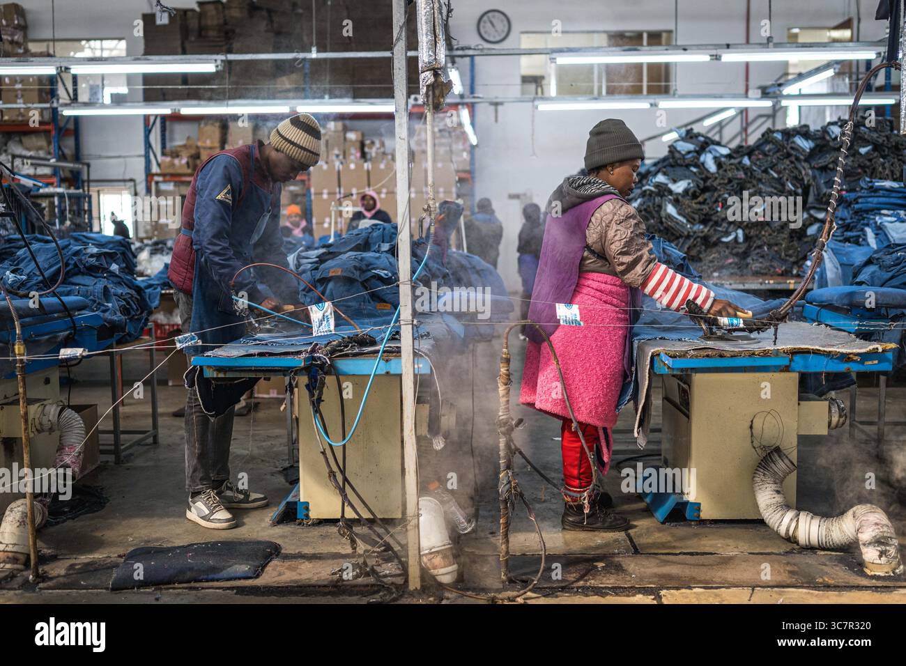 Maseru, Lesotho. 29 luglio 2025. Jeans in ferro operai in una fabbrica tessile a Maseru, Lesotho, 29 luglio 2025. PER ANDARE CON "intervista: Il ministro del commercio del Lesotho definisce le tariffe statunitensi ingiuste nei confronti dei paesi in via di sviluppo" credito: Wang Guansen/Xinhua/Alamy Live News Foto Stock