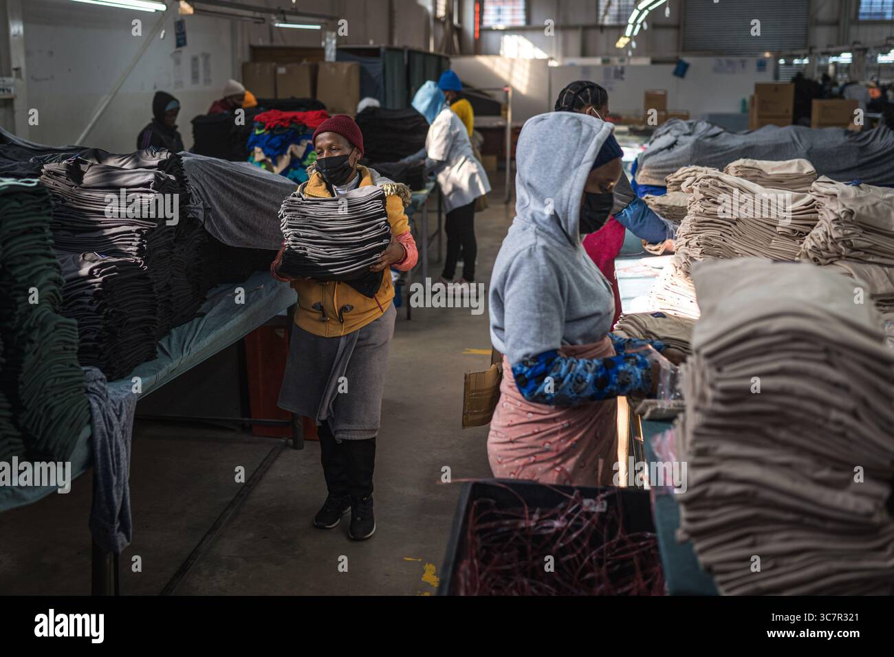 Maseru, Lesotho. 30 luglio 2025. I lavoratori organizzano abiti in una fabbrica tessile a Maseru, Lesotho, 30 luglio 2025. PER ANDARE CON "intervista: Il ministro del commercio del Lesotho definisce le tariffe statunitensi ingiuste nei confronti dei paesi in via di sviluppo" credito: Wang Guansen/Xinhua/Alamy Live News Foto Stock