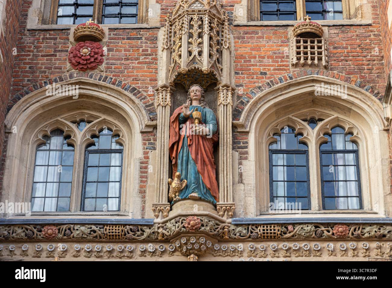 Cambridge, Inghilterra. Dettaglio della facciata principale del St John's College che mostra la statua di San Giovanni Evangelista e i simboli della fondatrice Margaret Be Foto Stock