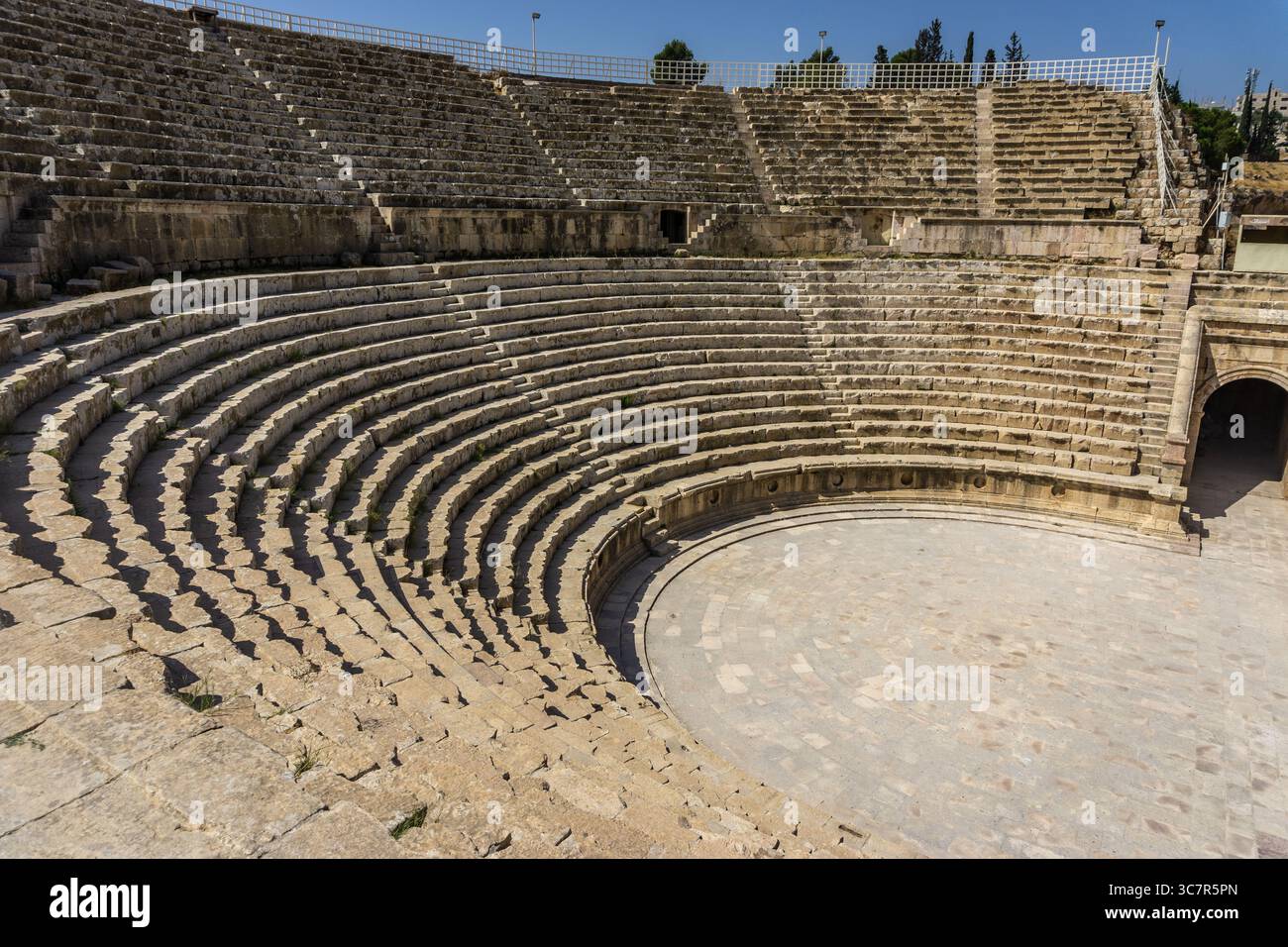 Teatro nell'antica città romana di Jerash in Giordania Foto Stock