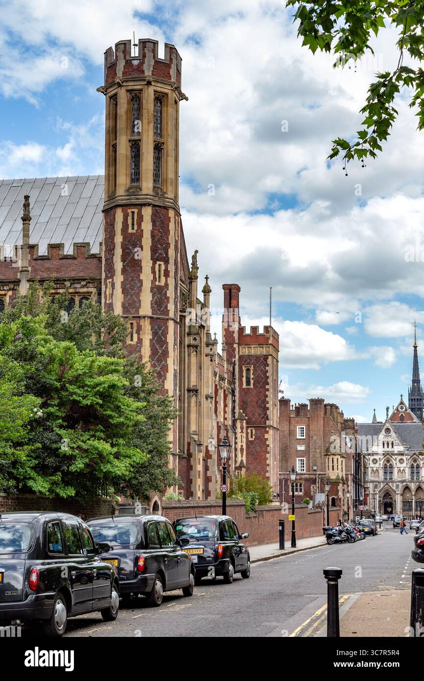 LONDRA, GRAN BRETAGNA - 9 MAGGIO 2014: Questo è l'edificio vittoriano della Lincoln's Inn Library sul Lincoln's Inn Fields. Foto Stock