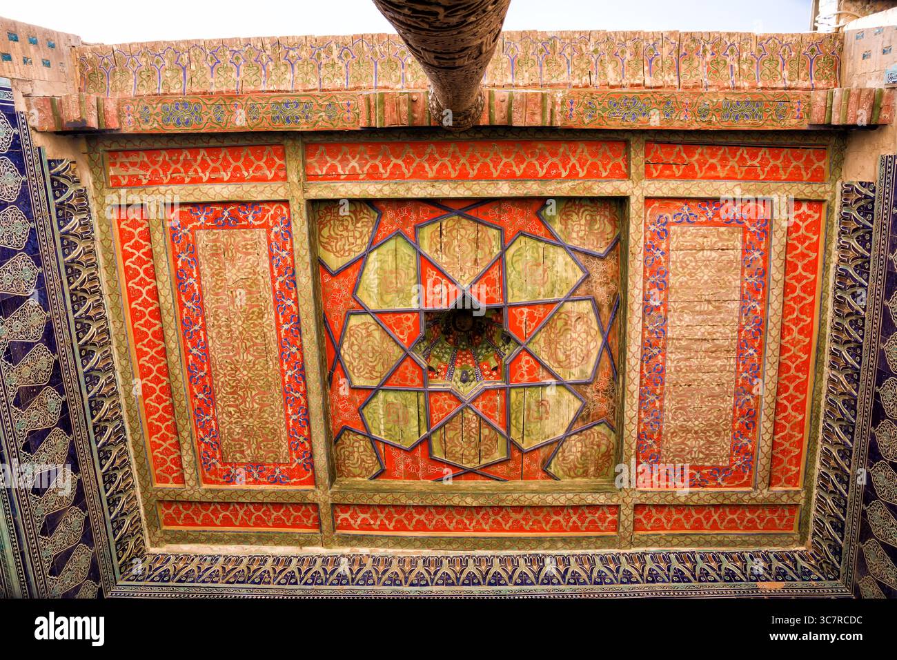 Un soffitto in legno dipinto e decorato all'interno della residenza harem del Khan a Khiva, Uzbekistan Foto Stock