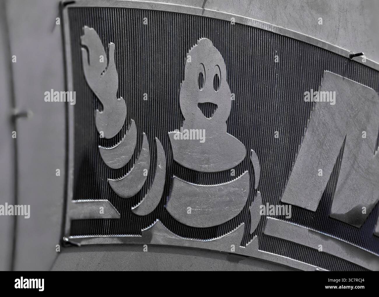 Primo piano del logo Michelin Man su uno pneumatico per movimentatore telescopico. pneumatico Foto Stock