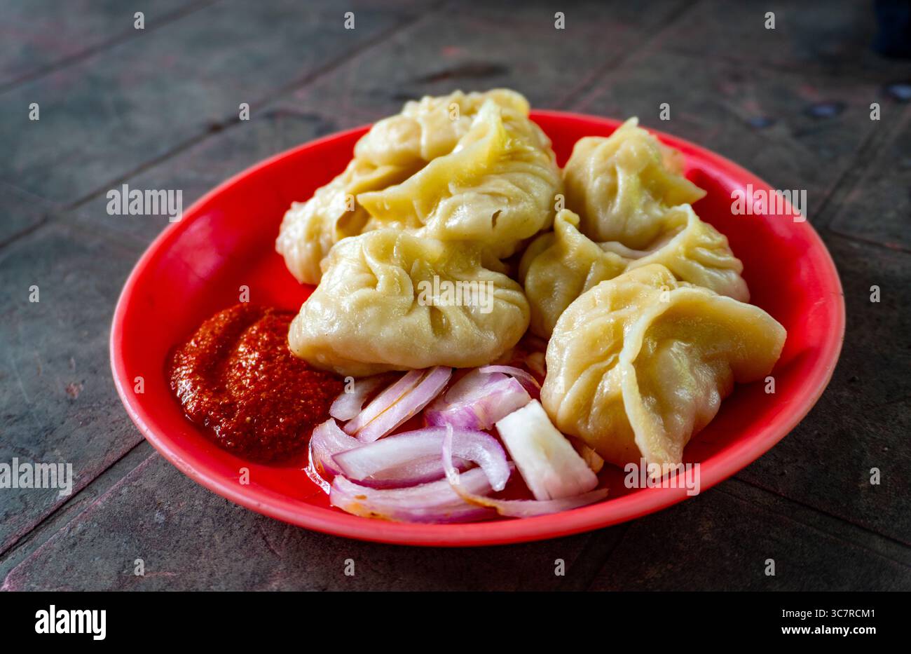 Hot Momos servito con Spicy Red Chutney in un Roadside Stall a Dehradun, India Foto Stock