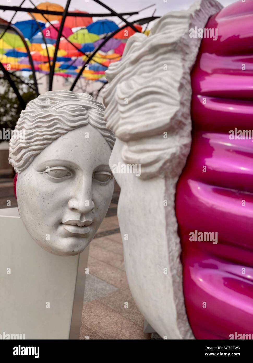 La scultura di Michał Jackowski "Promise" in via Kilińskiego a Bialystok, Polonia. - Immagine stock catturata con smartphone