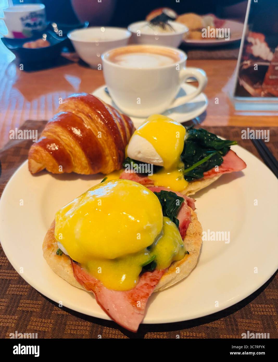 Uova alla Benedict con pancetta canadese su un muffin inglese con salsa Hollandaise Foto Stock