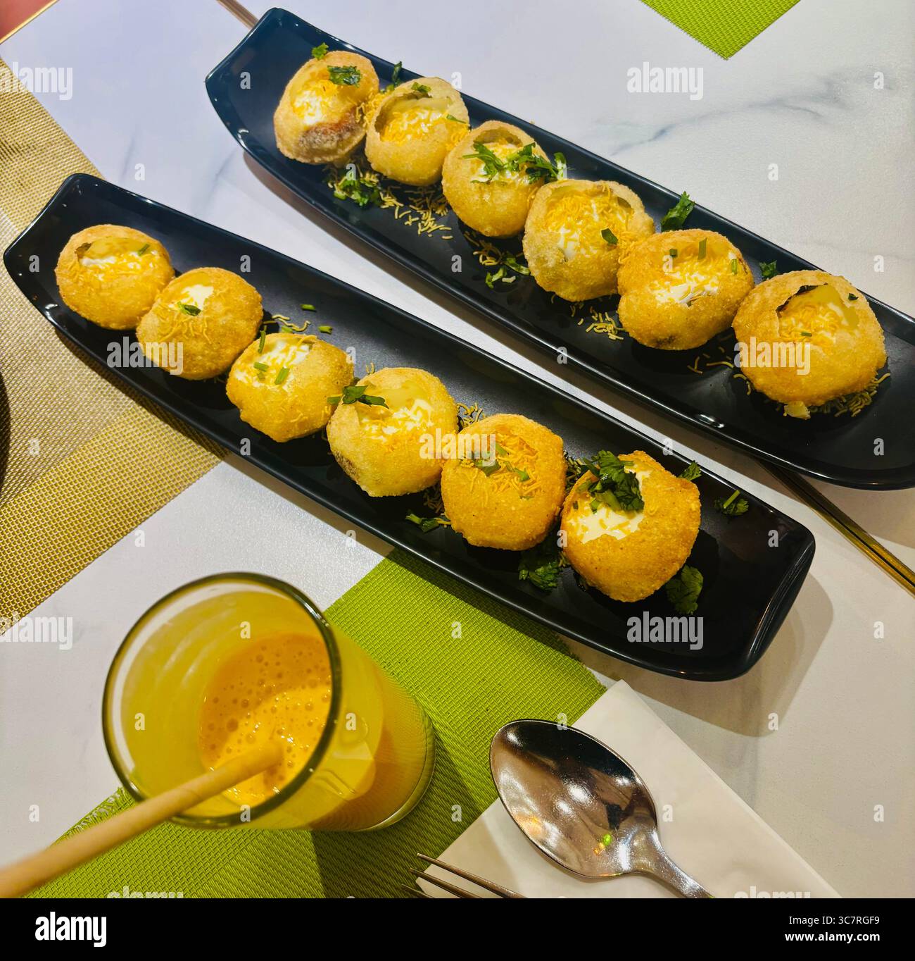 Un piatto di Dahi Puri, uno spuntino indiano di Street food. - Immagine stock catturata con smartphone