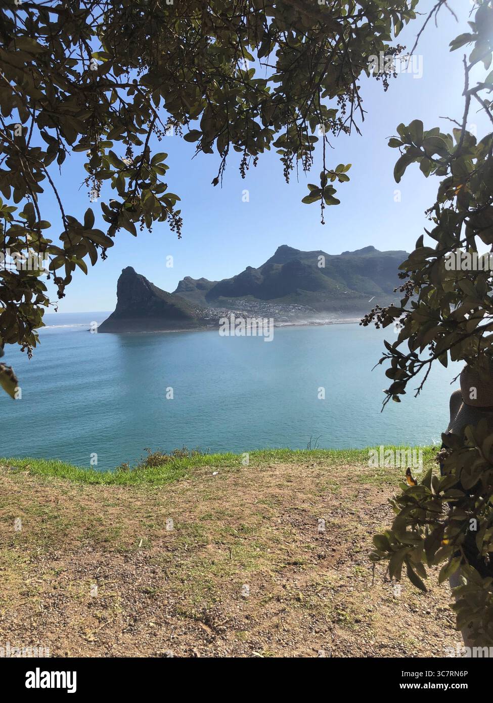 Splendido paesaggio costiero di Hout Bay, Sud Africa, con un porto tranquillo e uno scenario montano spettacolare. Foto Stock