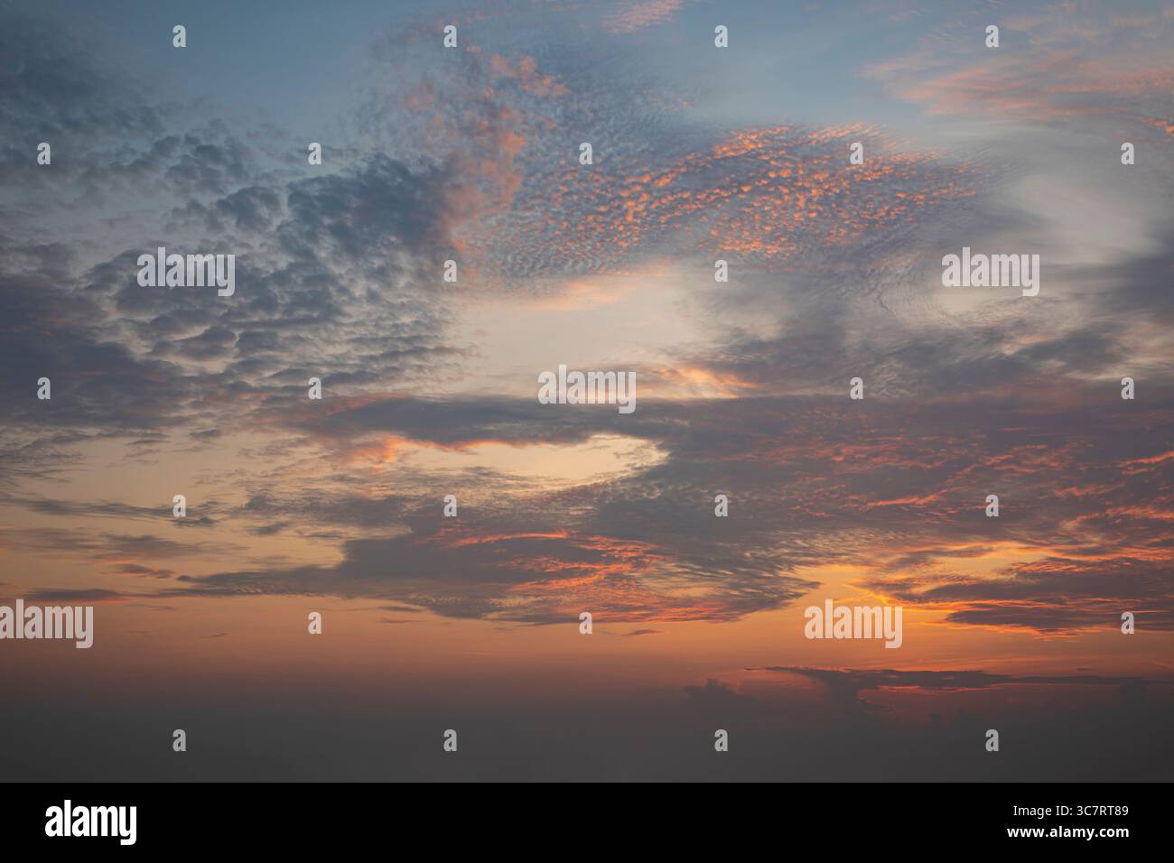 Fiery arancione tramonto Cielo. Bellissimo cielo Foto Stock