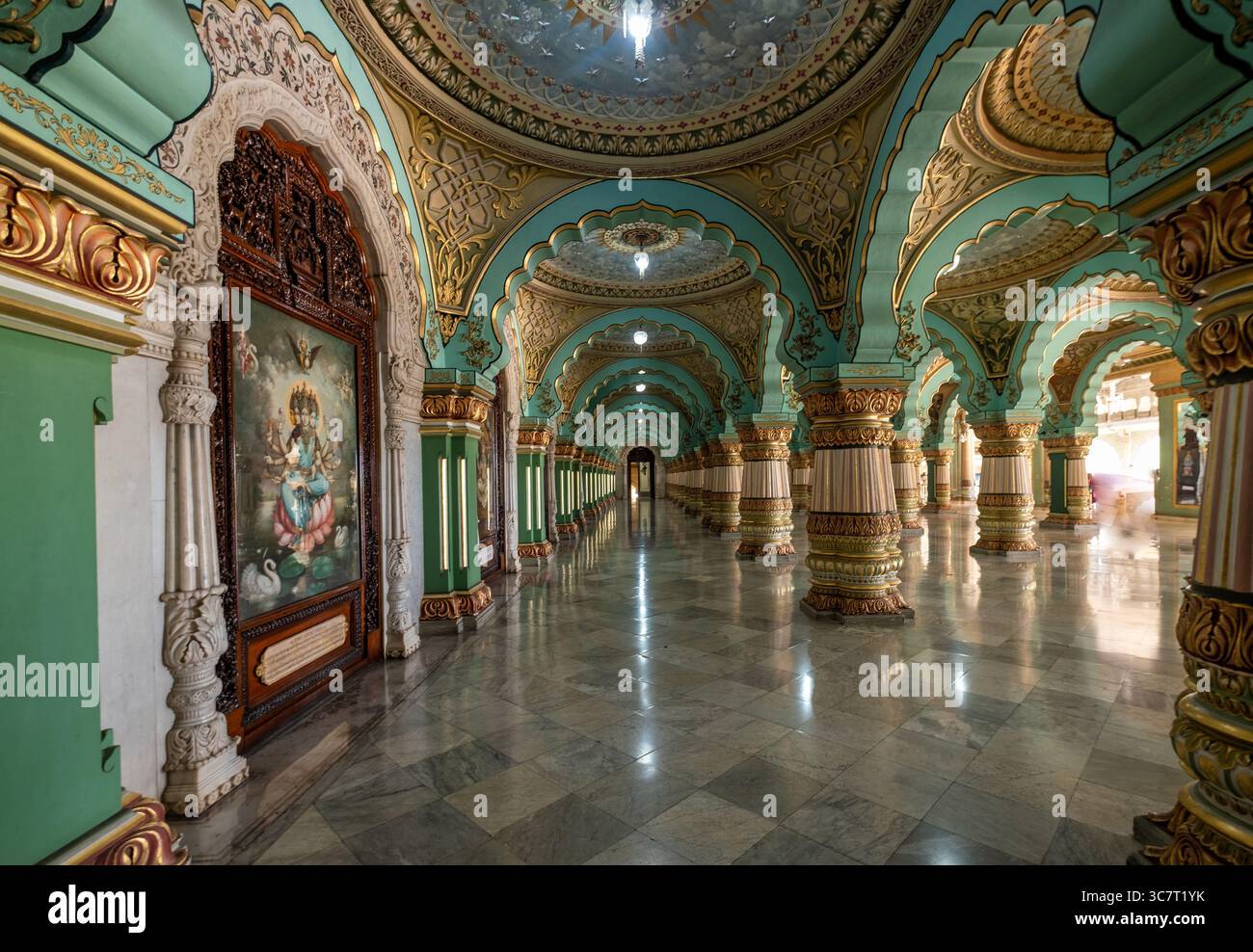 Vista interna ornata del corridoio del Palazzo Mysore, noto anche come Palazzo Amba Vilas, che mostra intricati archi, pilastri e design regale, che riflettono roy Foto Stock
