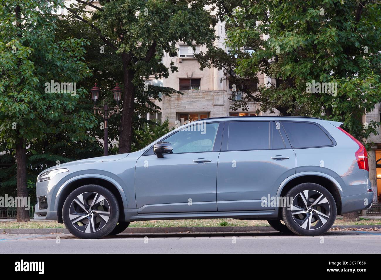 Bucarest, Romania – 1° agosto 2025: Vista ravvicinata dell'auto grigia Volvo XC90 B5 parcheggiata sulla strada della città Foto Stock