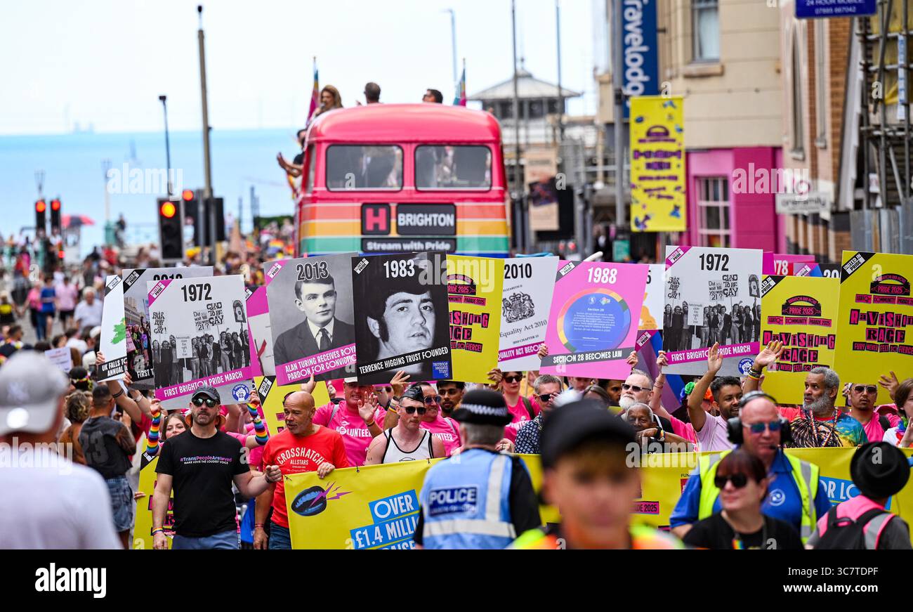 Brighton Regno Unito 2 agosto 2025 - migliaia di persone partecipano alla parata Brighton & Hove Pride e alle celebrazioni di questo fine settimana. Riconosciuto come il Pride Festival internazionale più popolare del Regno Unito, Brighton & Hove Pride attrae un pubblico diversificato da tutto il mondo ed è l'attrazione turistica annuale più popolare della città: Credit Simon Dack /Alamy Live News Foto Stock