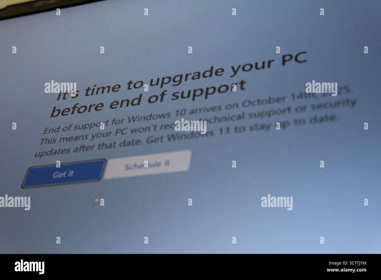 Concetto di verifica dello stato di un notebook o di un PC. Aggiornamento del software e del sistema operativo. Installazione o rimozione. Interfaccia dell'applicazione antivirus. Sistema operativo Windows 10. Foto Stock