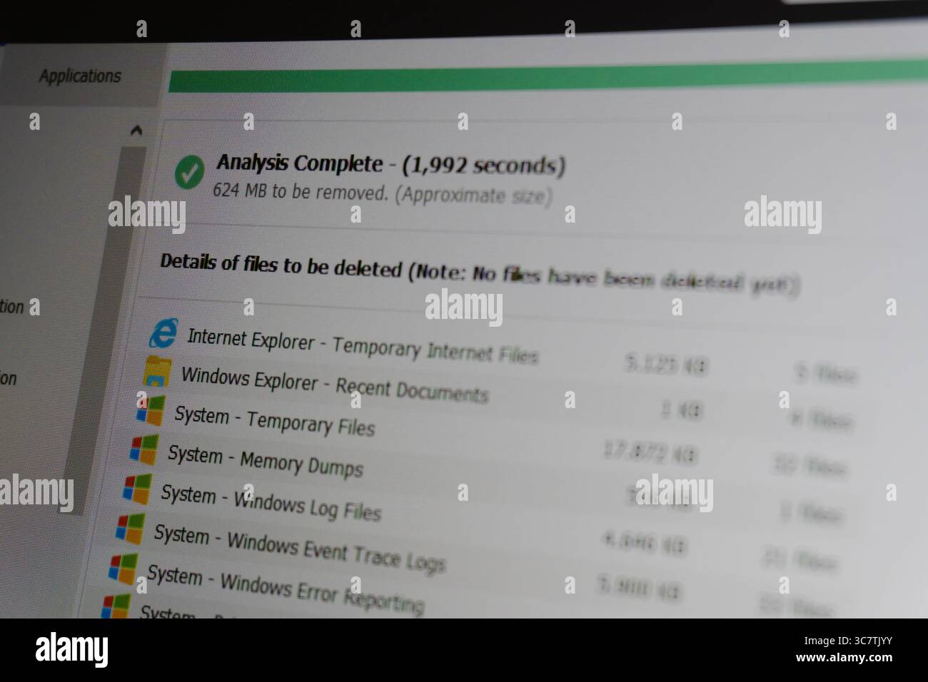 Concetto di verifica dello stato di un notebook o di un PC. Aggiornamento del software e del sistema operativo. Installazione o rimozione. Interfaccia dell'applicazione antivirus. Sistema operativo Windows 10. Foto Stock