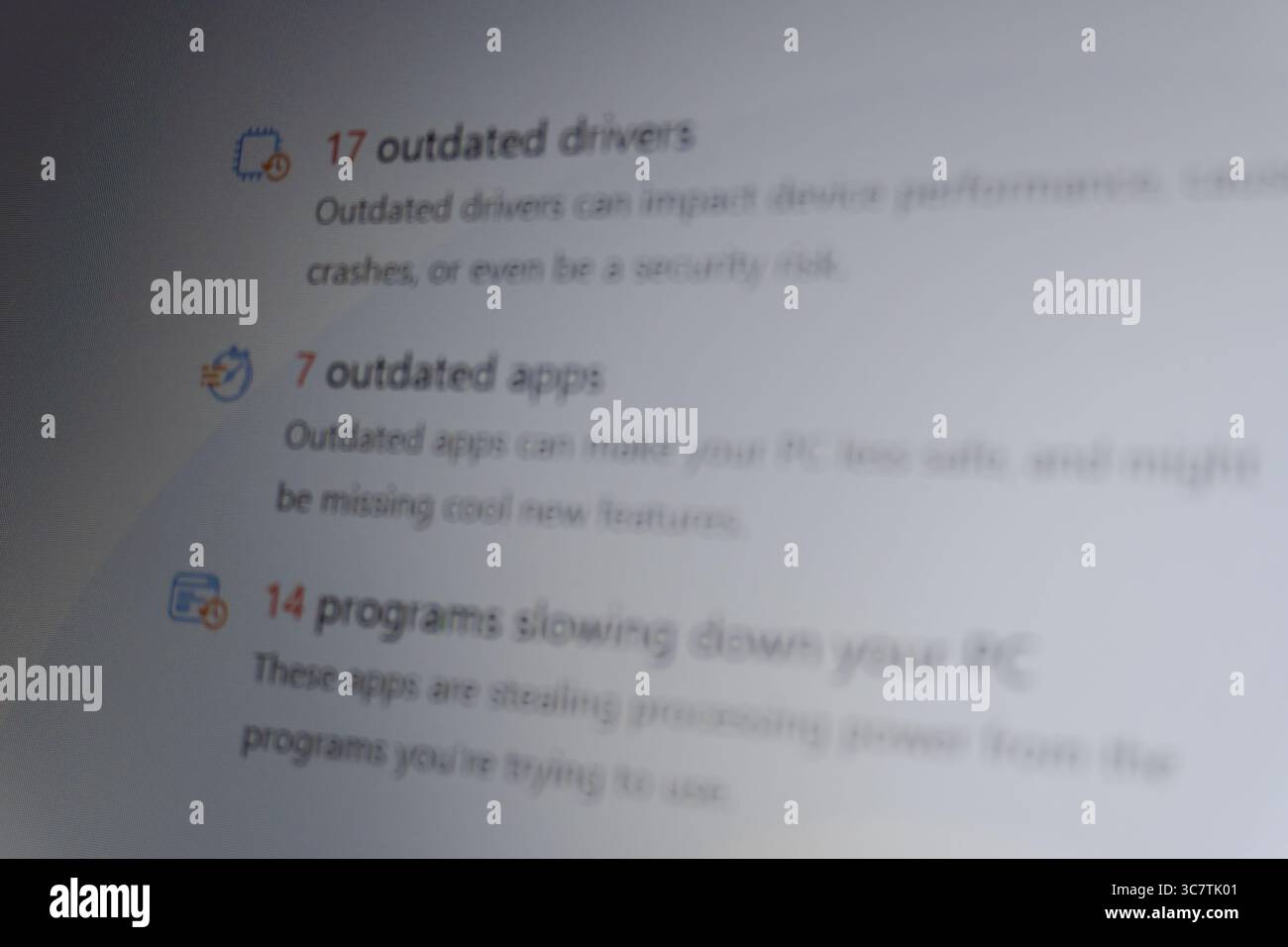 Concetto di verifica dello stato di un notebook o di un PC. Aggiornamento del software e del sistema operativo. Installazione o rimozione. Interfaccia dell'applicazione antivirus. Sistema operativo Windows 10. Foto Stock