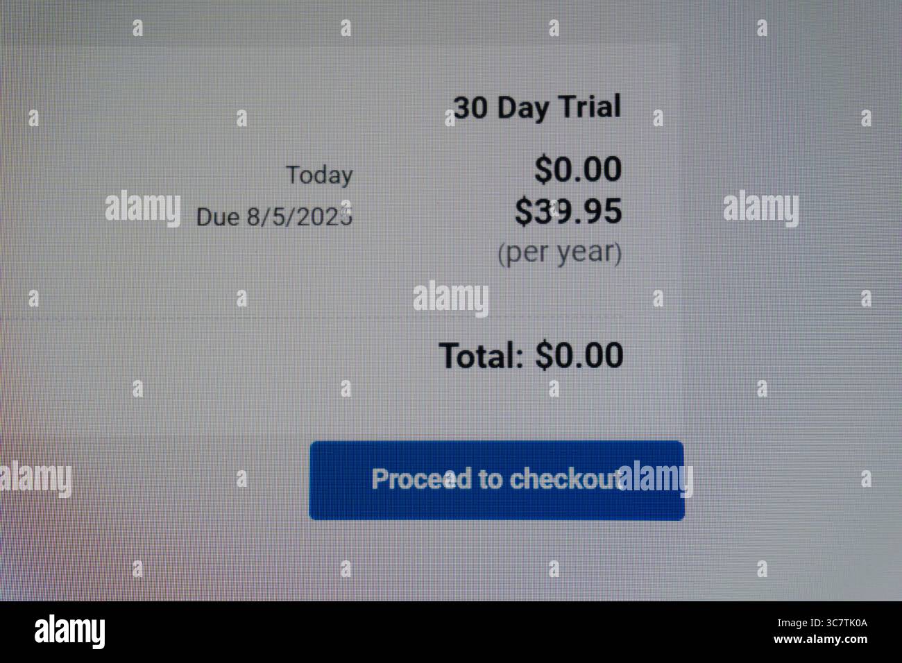 Concetto di verifica dello stato di un notebook o di un PC. Aggiornamento del software e del sistema operativo. Installazione o rimozione. Interfaccia dell'applicazione antivirus. Sistema operativo Windows 10. Foto Stock