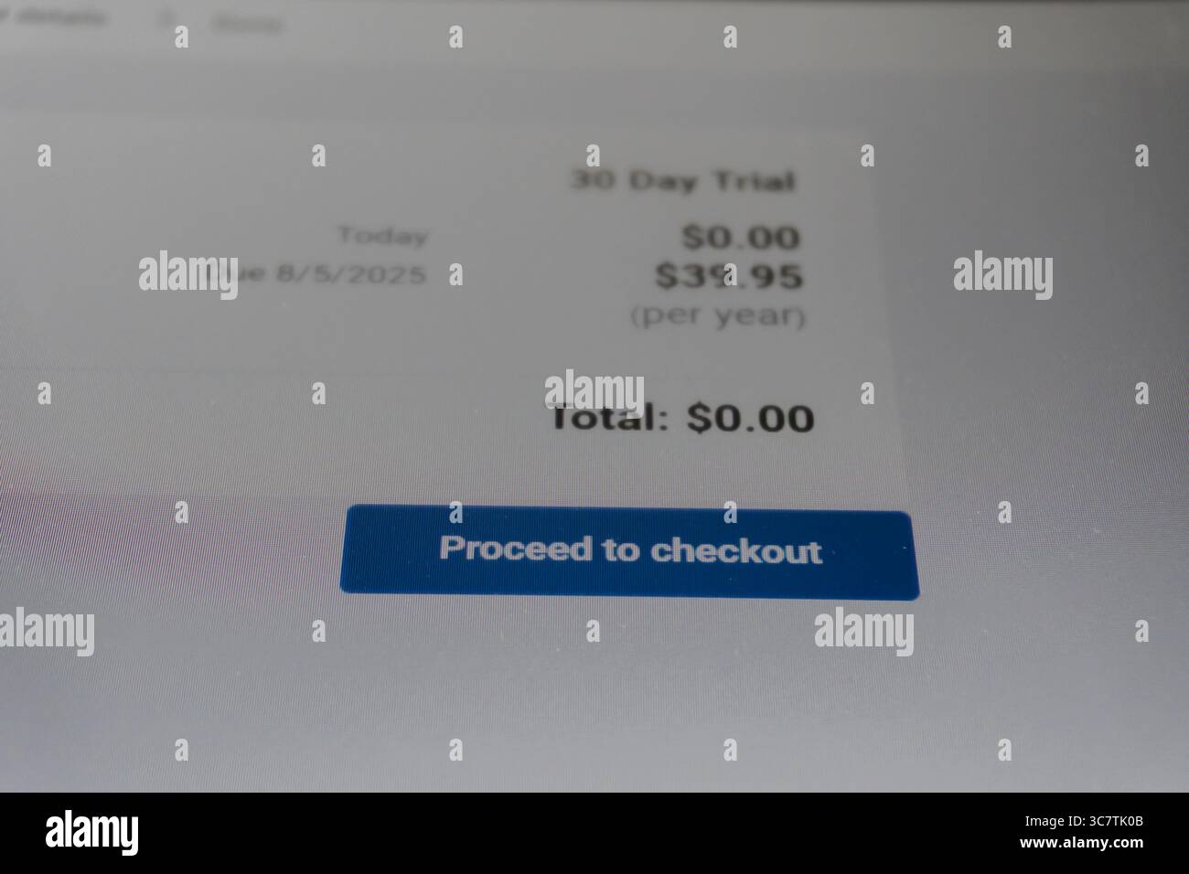 Concetto di verifica dello stato di un notebook o di un PC. Aggiornamento del software e del sistema operativo. Installazione o rimozione. Interfaccia dell'applicazione antivirus. Sistema operativo Windows 10. Foto Stock