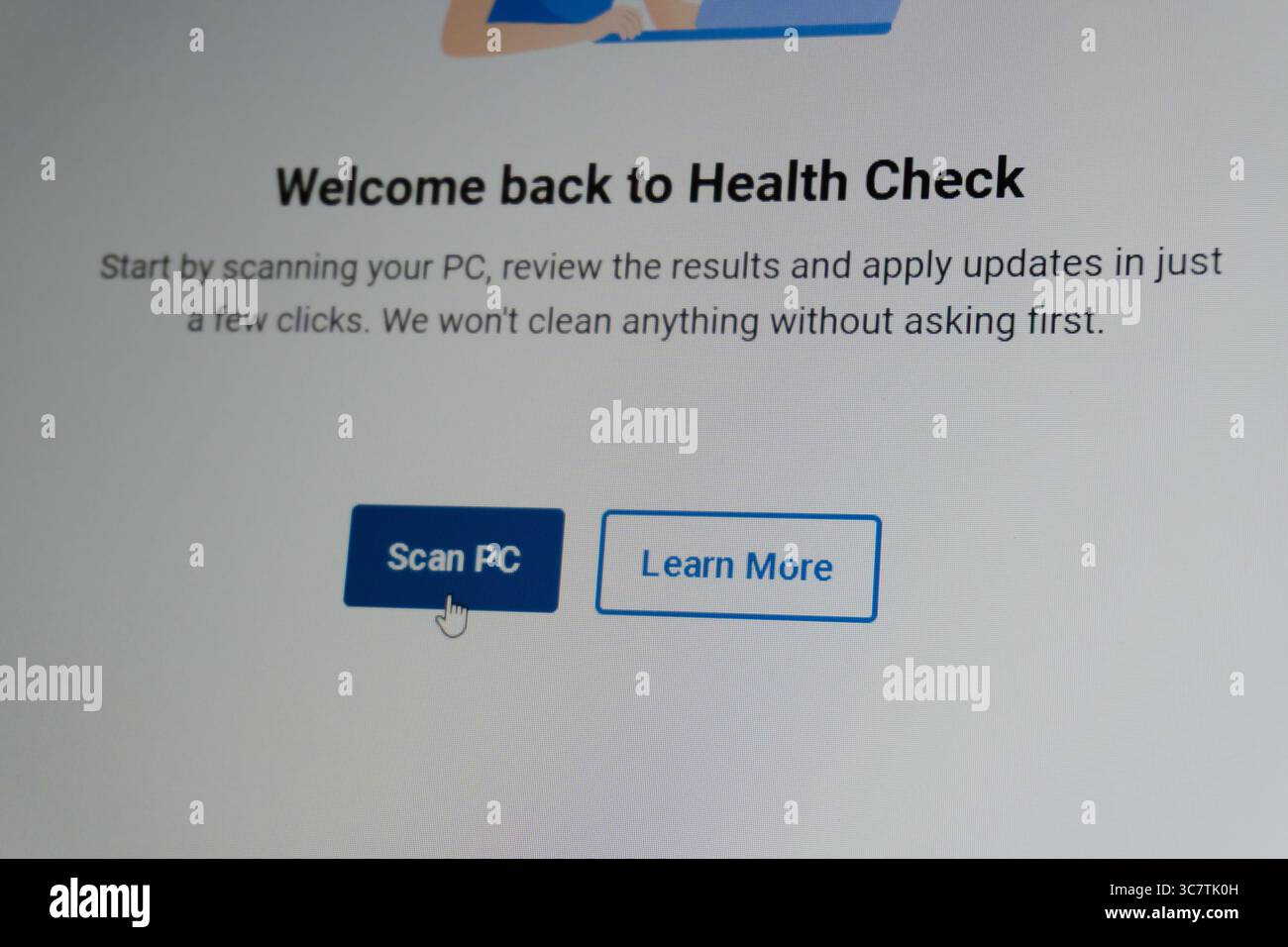 Concetto di verifica dello stato di un notebook o di un PC. Aggiornamento del software e del sistema operativo. Installazione o rimozione. Interfaccia dell'applicazione antivirus. Sistema operativo Windows 10. Foto Stock