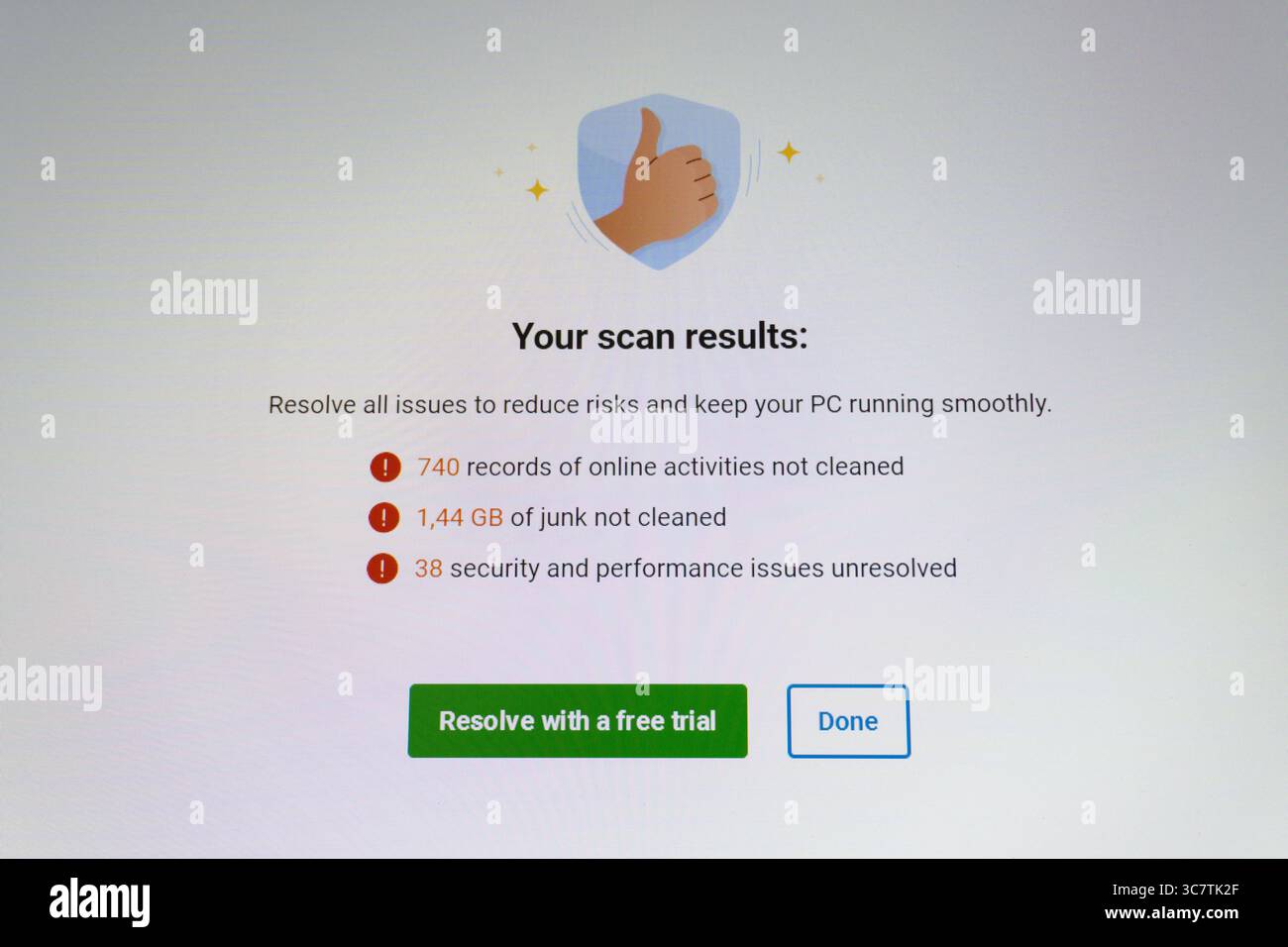 Concetto di verifica dello stato di un notebook o di un PC. Aggiornamento del software e del sistema operativo. Installazione o rimozione. Interfaccia dell'applicazione antivirus. Sistema operativo Windows 10. Foto Stock