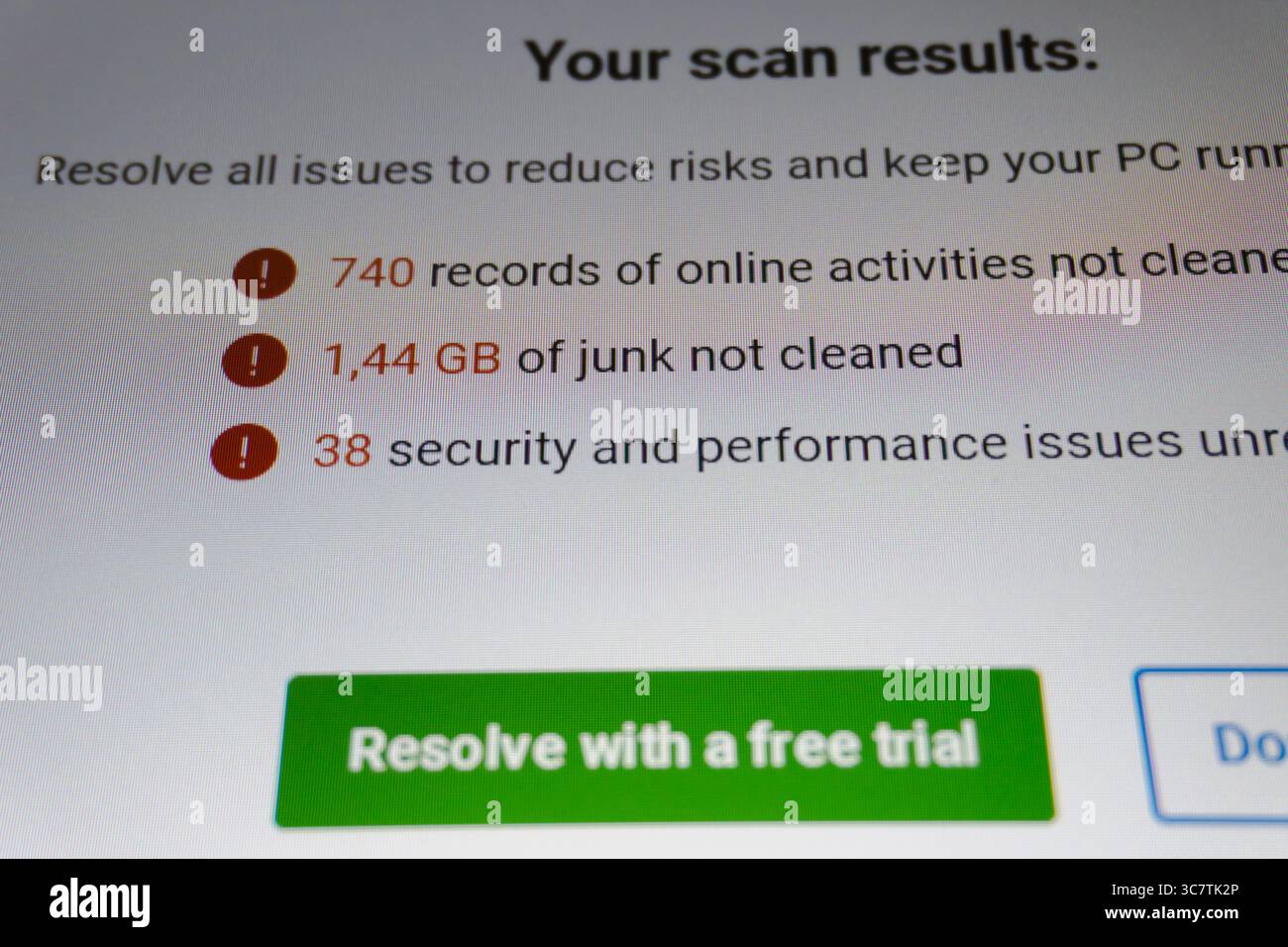 Concetto di verifica dello stato di un notebook o di un PC. Aggiornamento del software e del sistema operativo. Installazione o rimozione. Interfaccia dell'applicazione antivirus. Sistema operativo Windows 10. Foto Stock