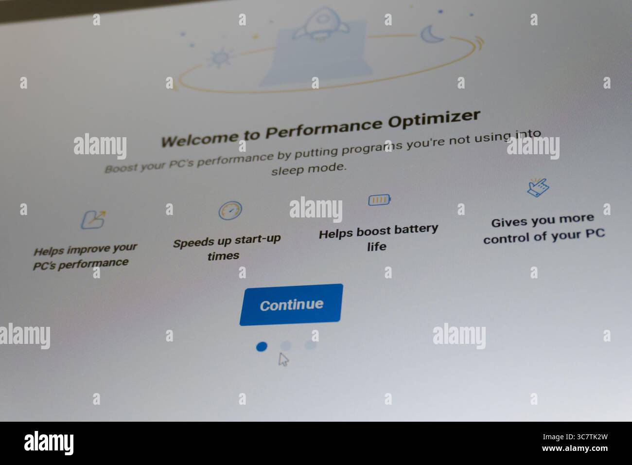 Concetto di verifica dello stato di un notebook o di un PC. Aggiornamento del software e del sistema operativo. Installazione o rimozione. Interfaccia dell'applicazione antivirus. Sistema operativo Windows 10. Foto Stock
