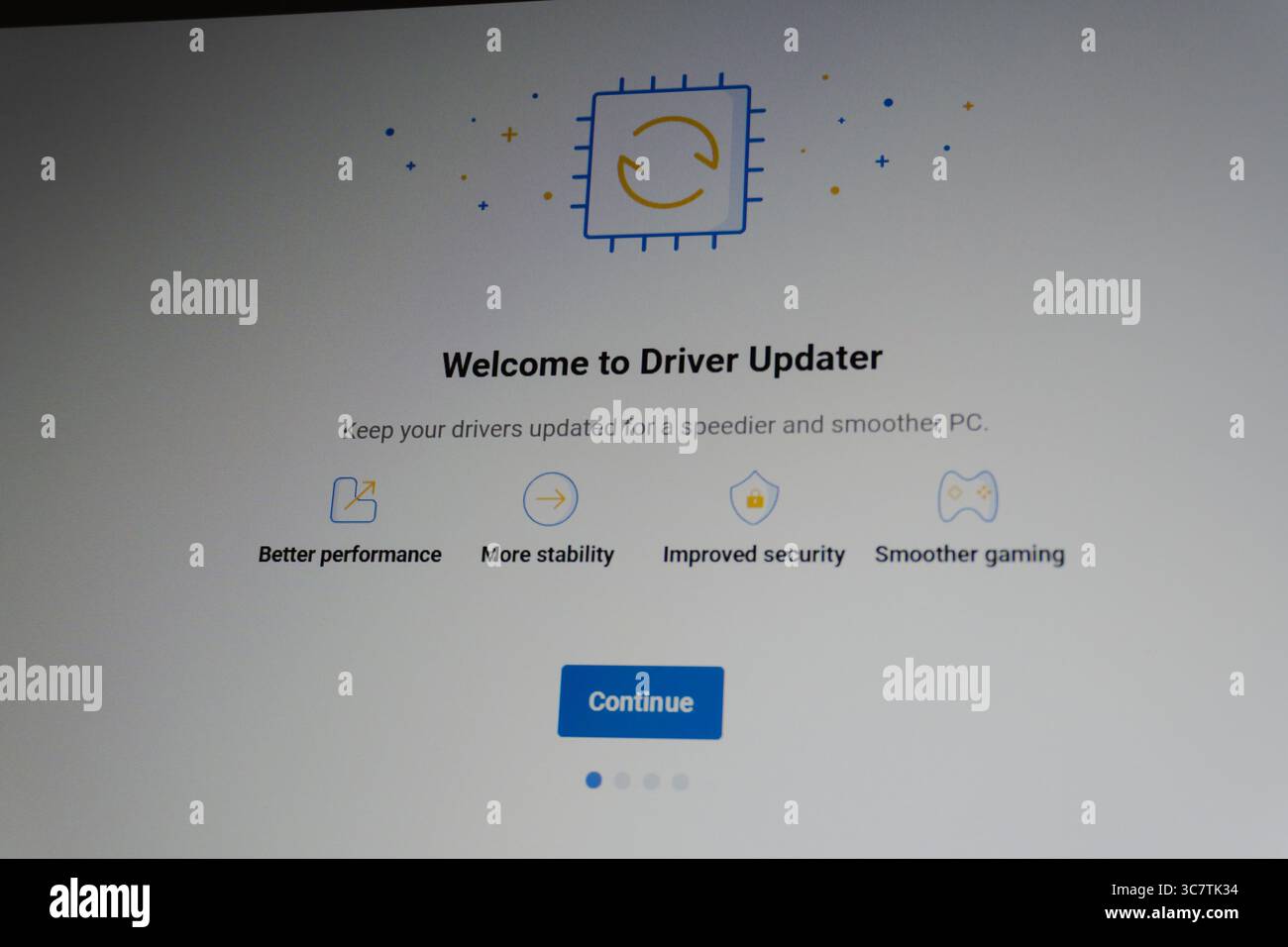 Concetto di verifica dello stato di un notebook o di un PC. Aggiornamento del software e del sistema operativo. Installazione o rimozione. Interfaccia dell'applicazione antivirus. Sistema operativo Windows 10. Foto Stock