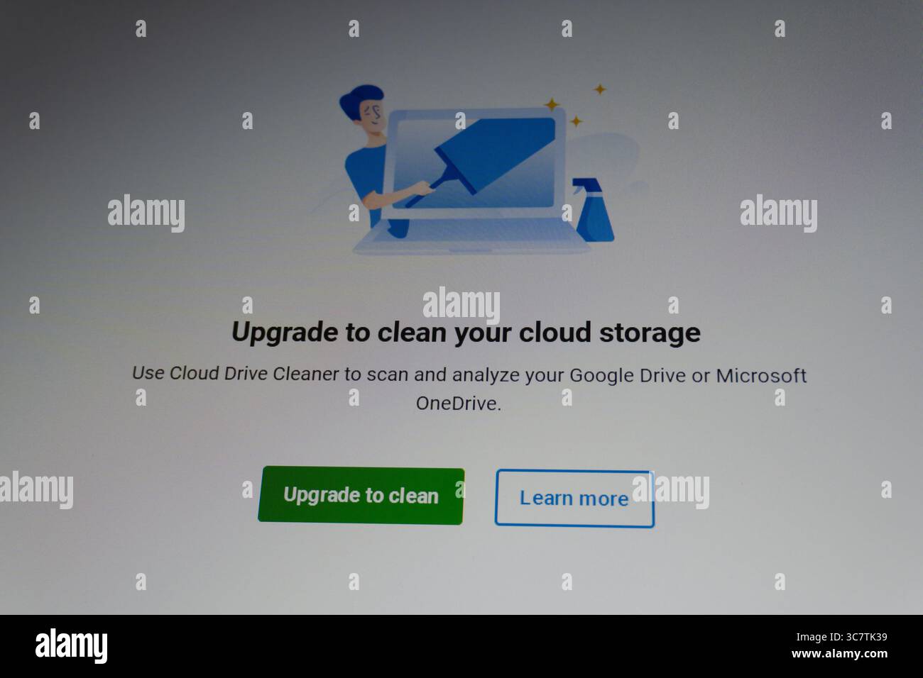 Concetto di verifica dello stato di un notebook o di un PC. Aggiornamento del software e del sistema operativo. Installazione o rimozione. Interfaccia dell'applicazione antivirus. Sistema operativo Windows 10. Foto Stock