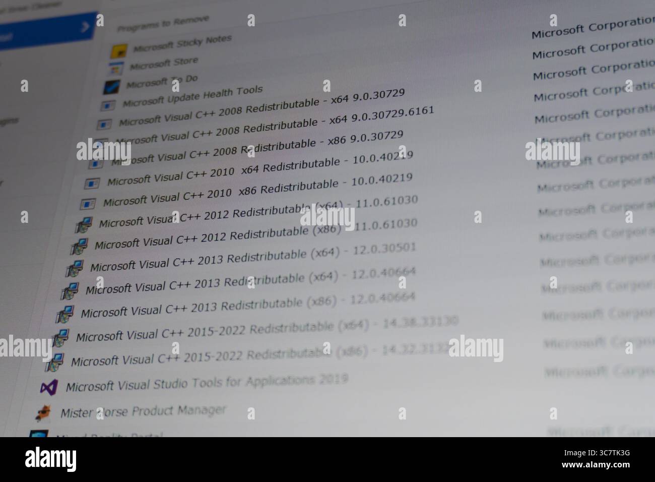 Concetto di verifica dello stato di un notebook o di un PC. Aggiornamento del software e del sistema operativo. Installazione o rimozione. Interfaccia dell'applicazione antivirus. Sistema operativo Windows 10. Foto Stock