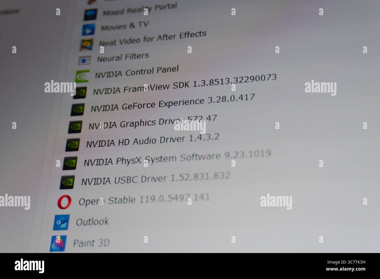 Concetto di verifica dello stato di un notebook o di un PC. Aggiornamento del software e del sistema operativo. Installazione o rimozione. Interfaccia dell'applicazione antivirus. Sistema operativo Windows 10. Foto Stock