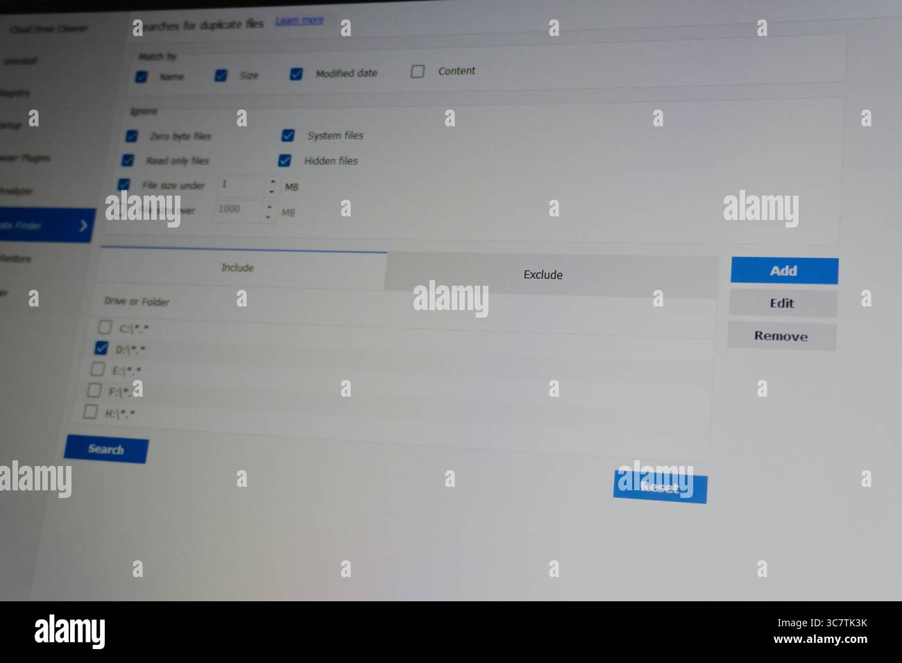 Concetto di verifica dello stato di un notebook o di un PC. Aggiornamento del software e del sistema operativo. Installazione o rimozione. Interfaccia dell'applicazione antivirus. Sistema operativo Windows 10. Foto Stock