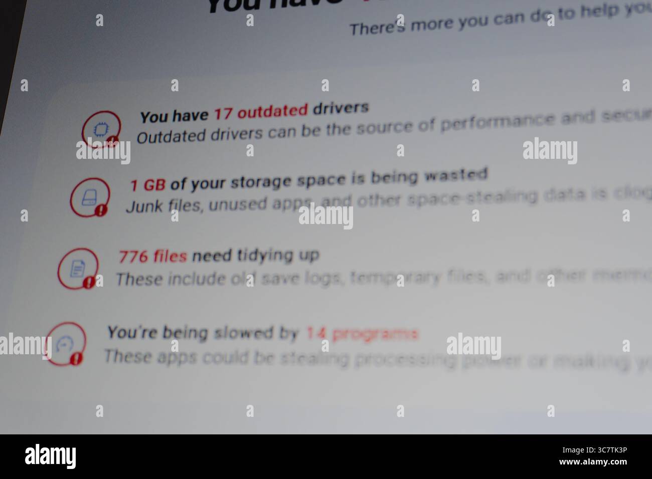 Concetto di verifica dello stato di un notebook o di un PC. Aggiornamento del software e del sistema operativo. Installazione o rimozione. Interfaccia dell'applicazione antivirus. Sistema operativo Windows 10. Foto Stock