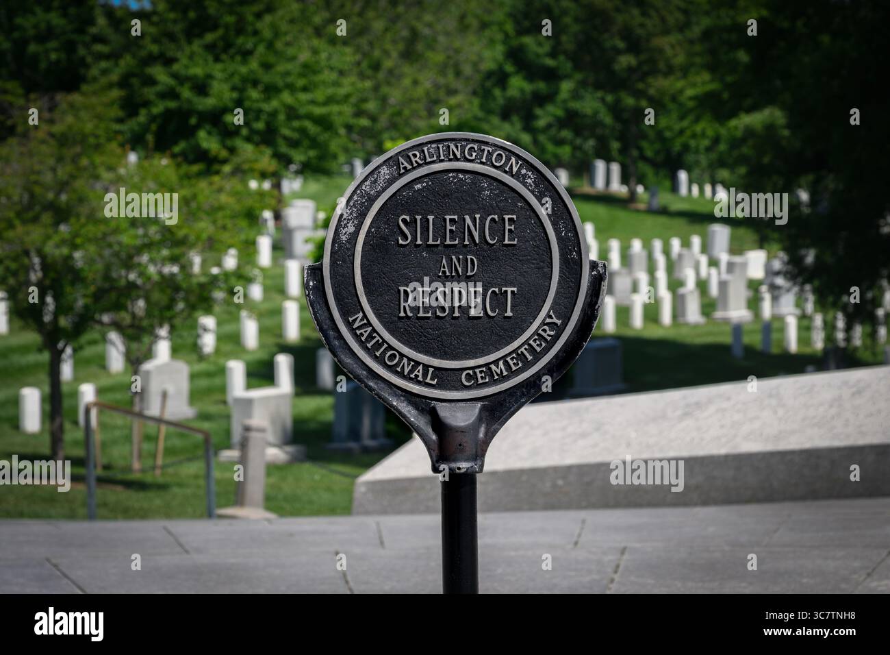 Un cartello che richiede silenzio e rispetto al cimitero nazionale di Arlington, Arlington, Virginia, Stati Uniti d'America USA. Foto Stock