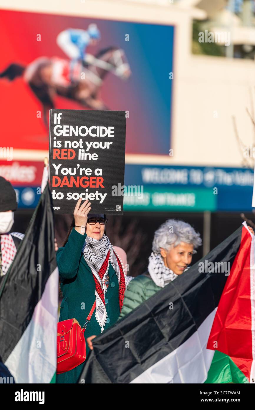 Un manifestante porta un cartello con scritto "se il genocidio non è la tua linea rossa, sei un pericolo per la società" alla protesta che ha come obiettivo la Conferenza ALP. I manifestanti si riuniscono al di fuori della Conferenza del Partito Laburista Australiano (ALP) all'ippodromo di Moonee Valley, esprimendo opposizione alle politiche governative federali e statali. La manifestazione richiede il riconoscimento immediato della Palestina, la fine dei legami militari con Israele, la protezione dell'edilizia popolare e la difesa dei diritti dell'unione. Organizzata da gruppi di base tra cui la Free Palestine Coalition Naarm e i sostenitori dell'edilizia popolare, la protesta condanna anche l'anti-prot Foto Stock
