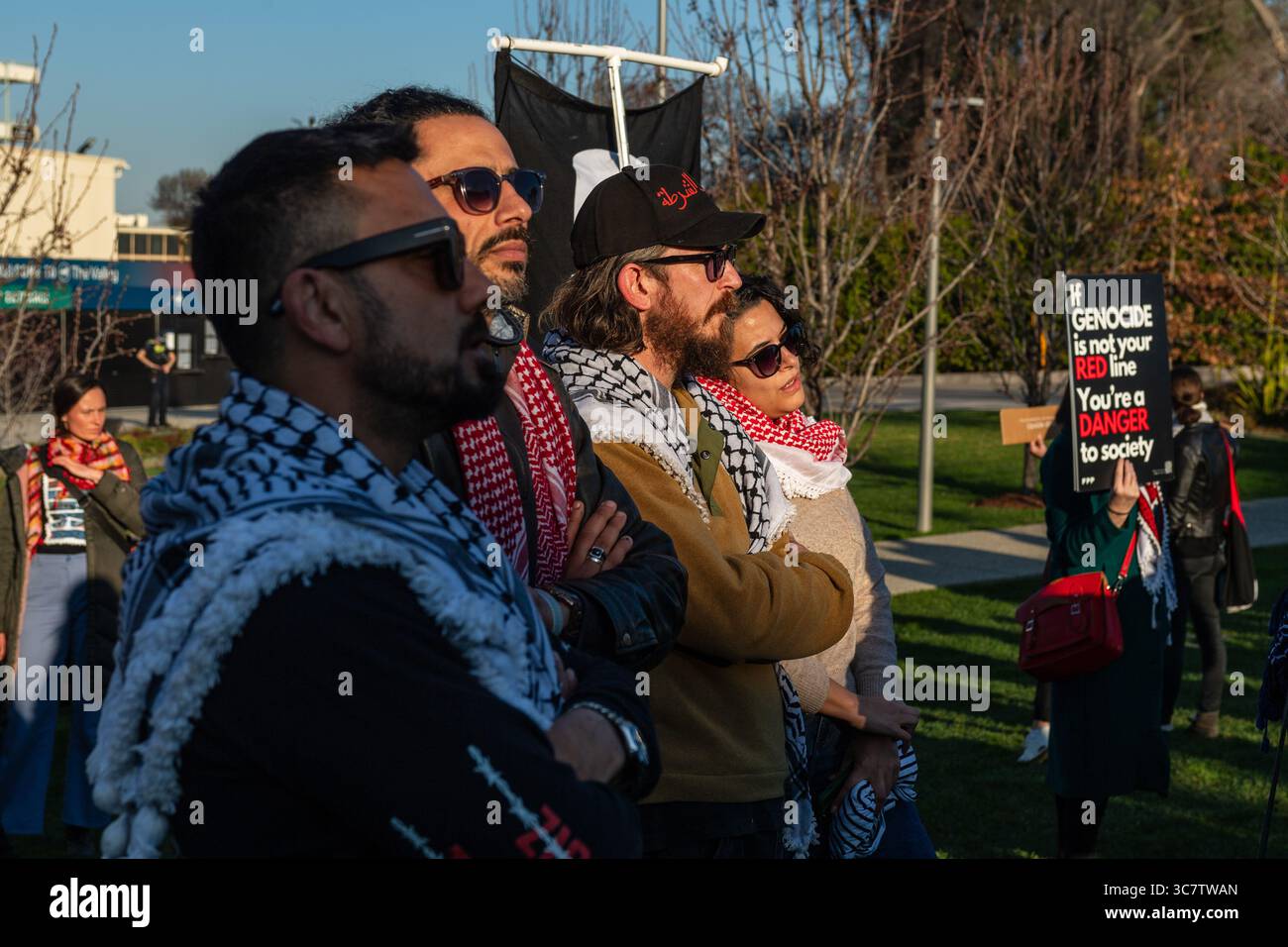 Un gruppo di manifestanti ascolta i discorsi durante la protesta fuori dalla Conferenza ALP. I manifestanti si riuniscono al di fuori della Conferenza del Partito Laburista Australiano (ALP) all'ippodromo di Moonee Valley, esprimendo opposizione alle politiche governative federali e statali. La manifestazione richiede il riconoscimento immediato della Palestina, la fine dei legami militari con Israele, la protezione dell'edilizia popolare e la difesa dei diritti dell'unione. Organizzata da gruppi di base tra cui la Free Palestine Coalition Naarm e i sostenitori dell'edilizia popolare, la protesta condanna anche le leggi anti-protesta e le morti indigene in custodia. Attivisti ur Foto Stock